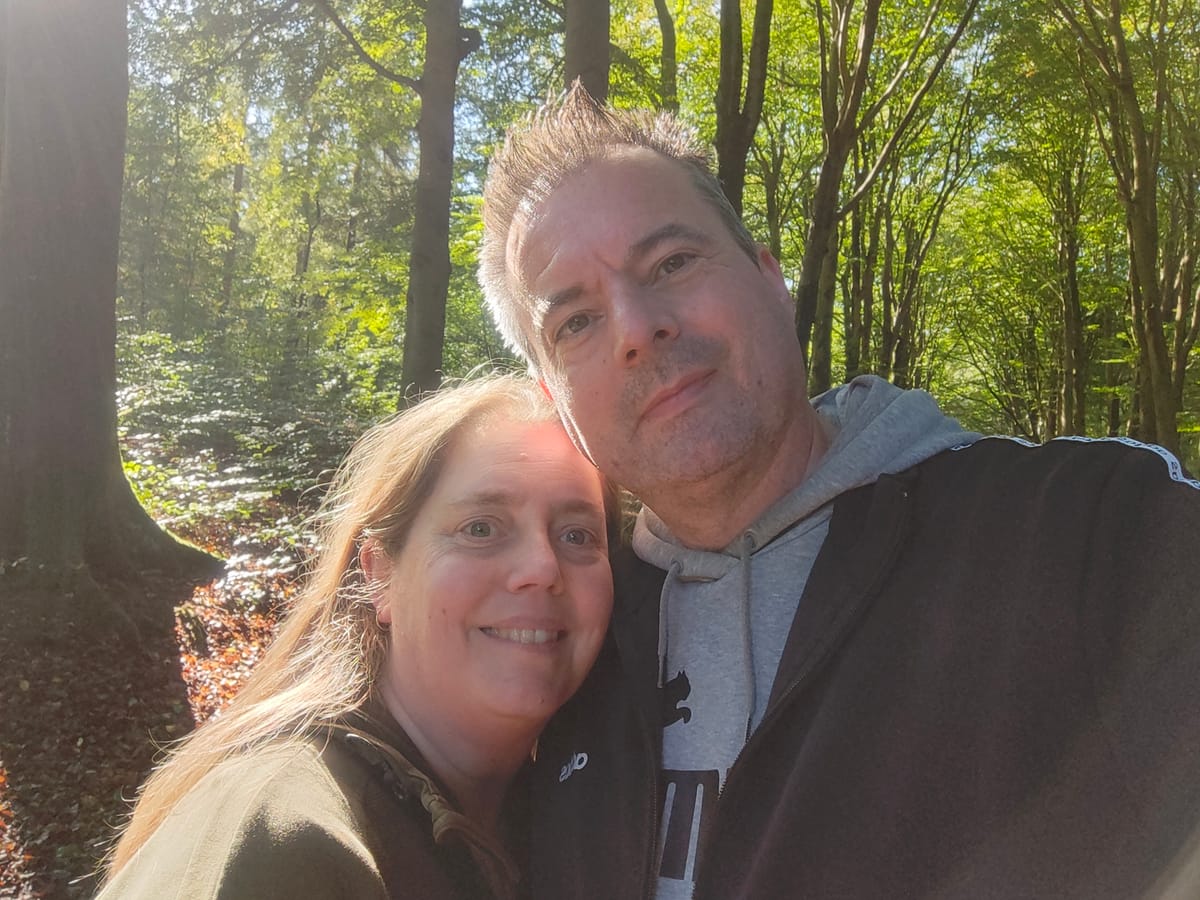 Patrick en Marleen samen in het bos